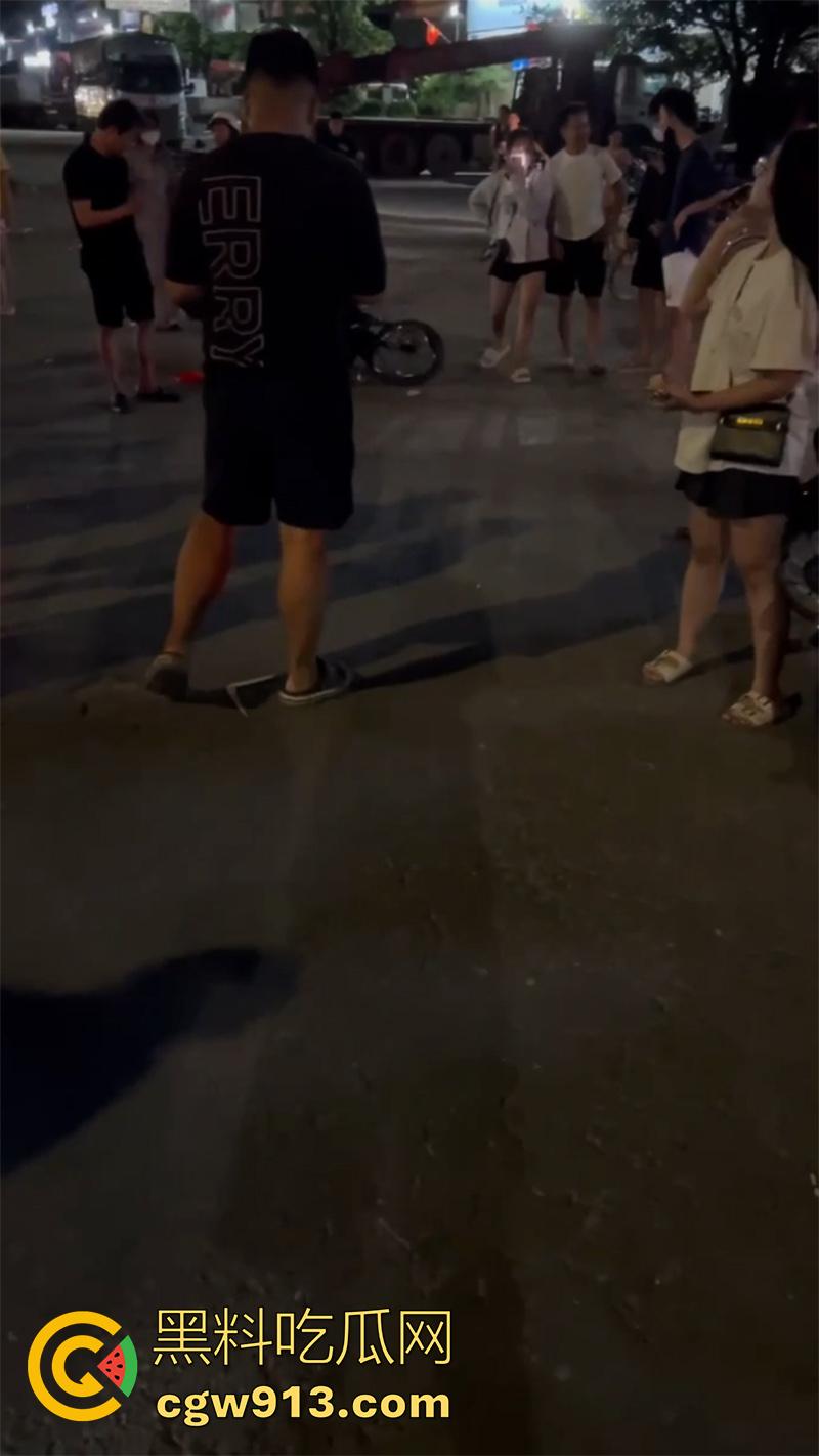 小伙骑摩托车夜晚狂飙,车辆失控撞上对面来车,女友当场飞出死亡,小伙自己全身骨折,看着都疼!-7