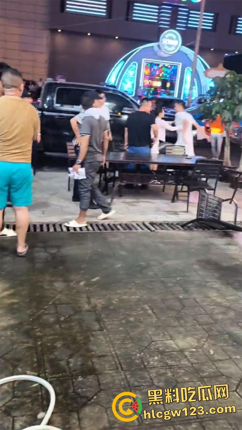 缅甸勐拉抓捕电诈大哥,直接叫来兄弟和警察对峙,无奈只能呼叫增援,现场实拍画面流出!-4