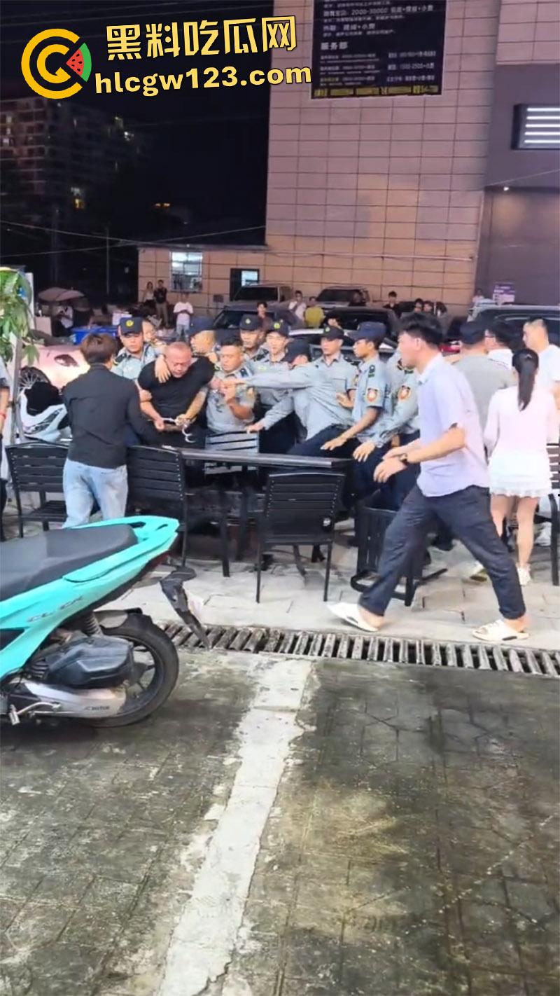 缅甸勐拉抓捕电诈大哥,直接叫来兄弟和警察对峙,无奈只能呼叫增援,现场实拍画面流出!-5