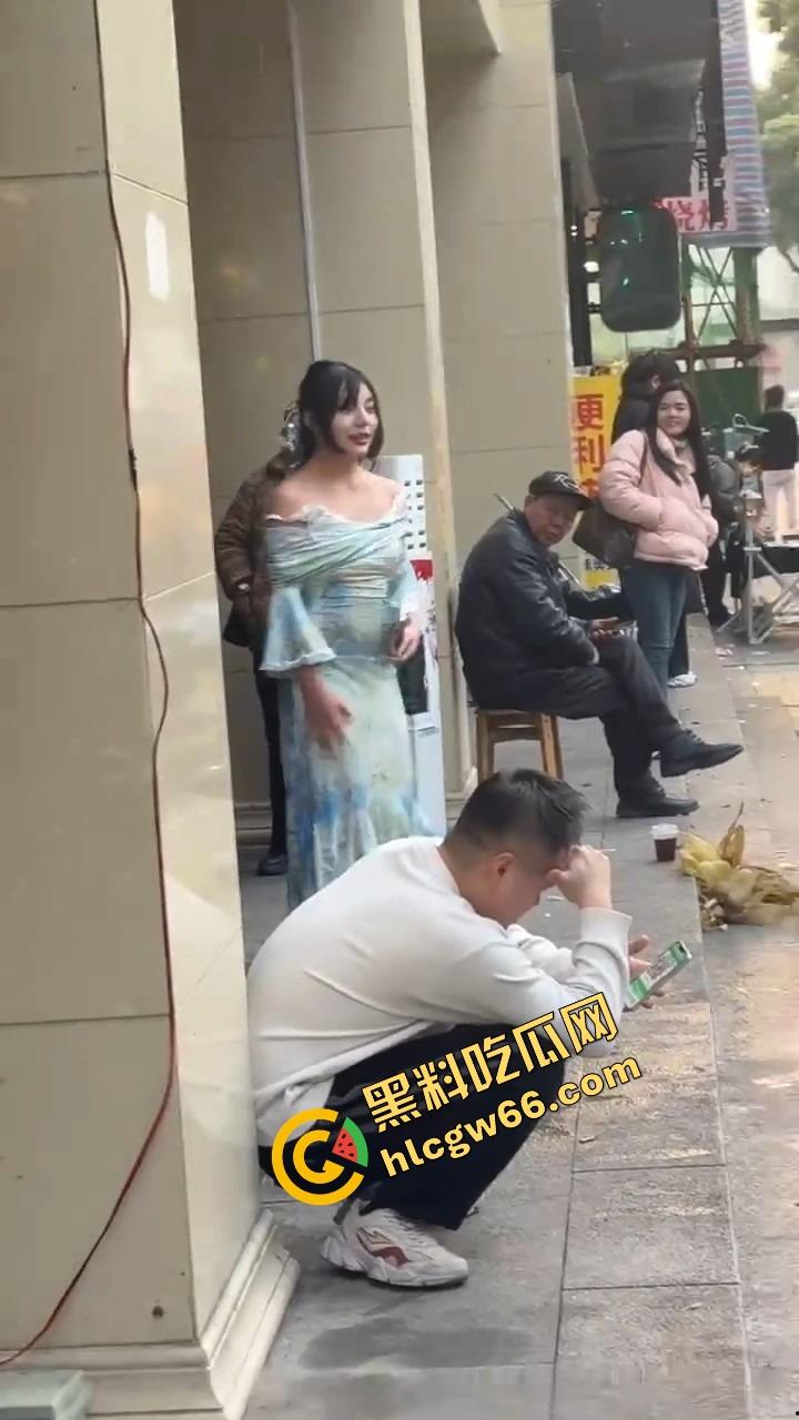 长沙解放西路嫩妹网红街头拍段子,结果路人上来对着大奶一顿狂抓,手顺势摸逼全场看傻?-3