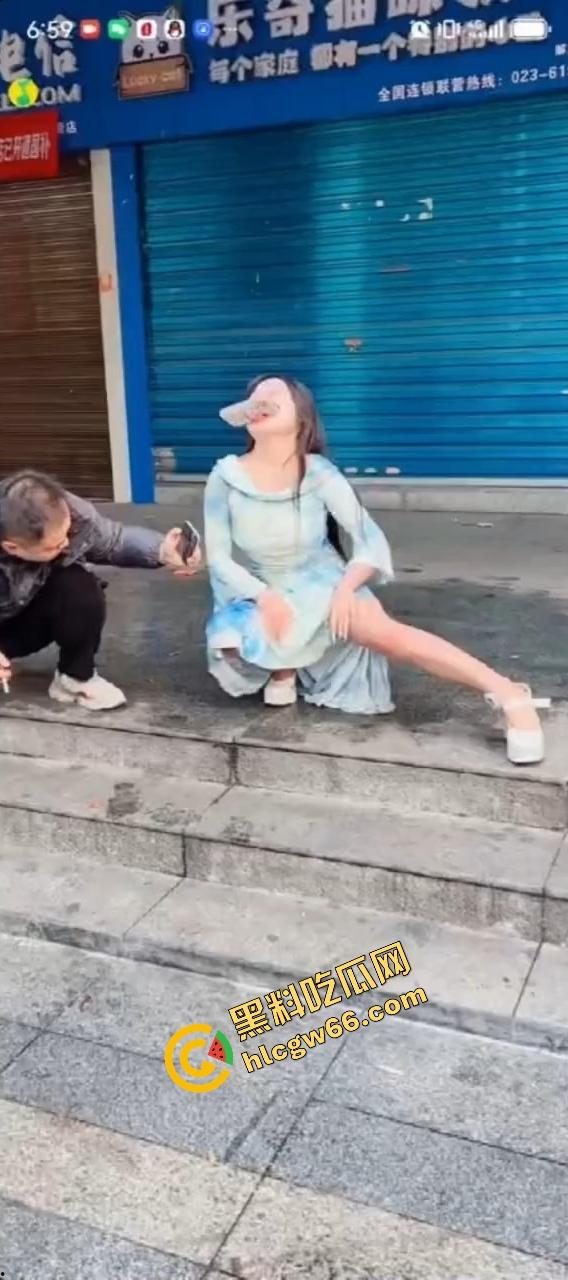 长沙解放西路嫩妹网红街头拍段子,结果路人上来对着大奶一顿狂抓,手顺势摸逼全场看傻?-6