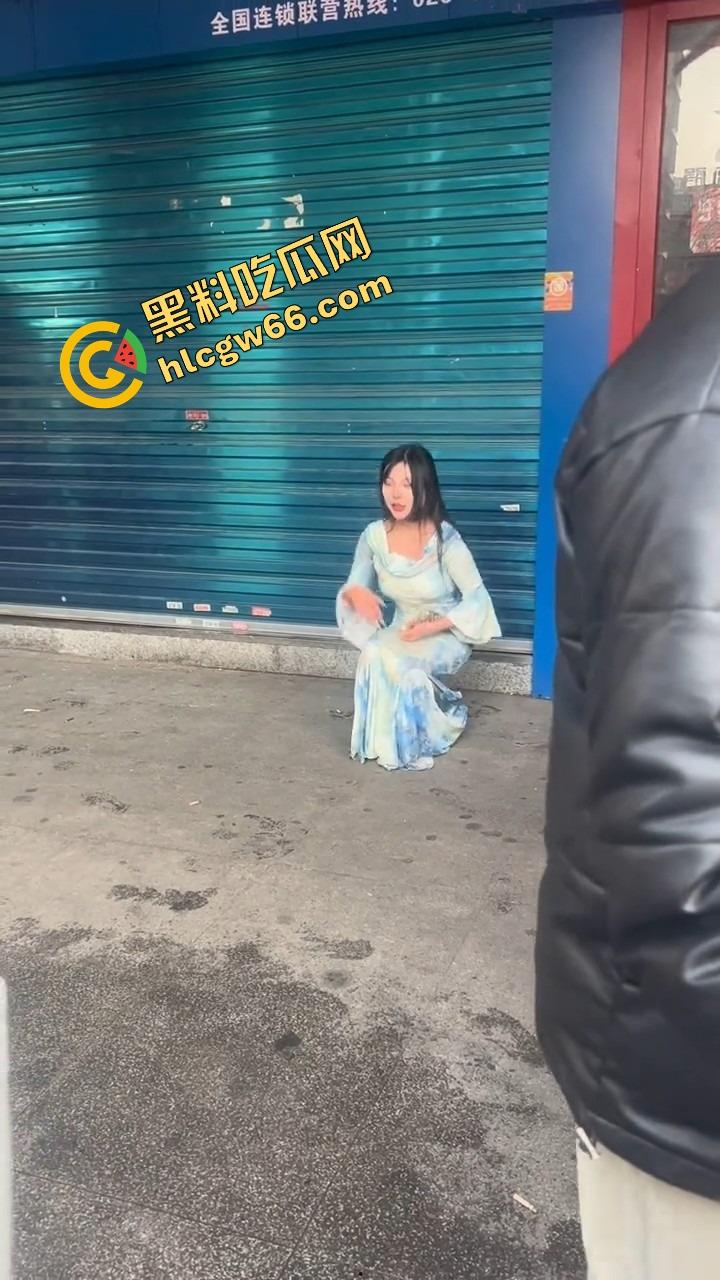 长沙解放西路嫩妹网红街头拍段子,结果路人上来对着大奶一顿狂抓,手顺势摸逼全场看傻?-9