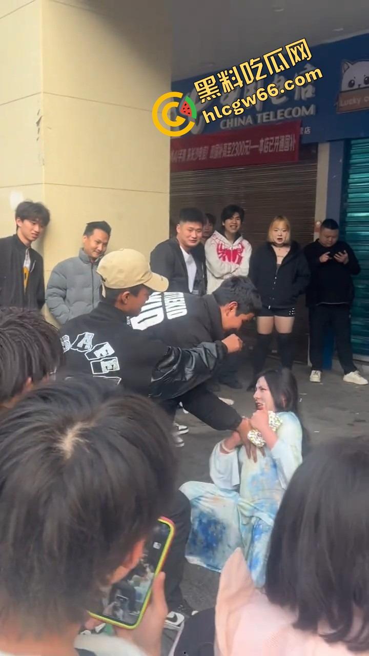 长沙解放西路嫩妹网红街头拍段子,结果路人上来对着大奶一顿狂抓,手顺势摸逼全场看傻?-13