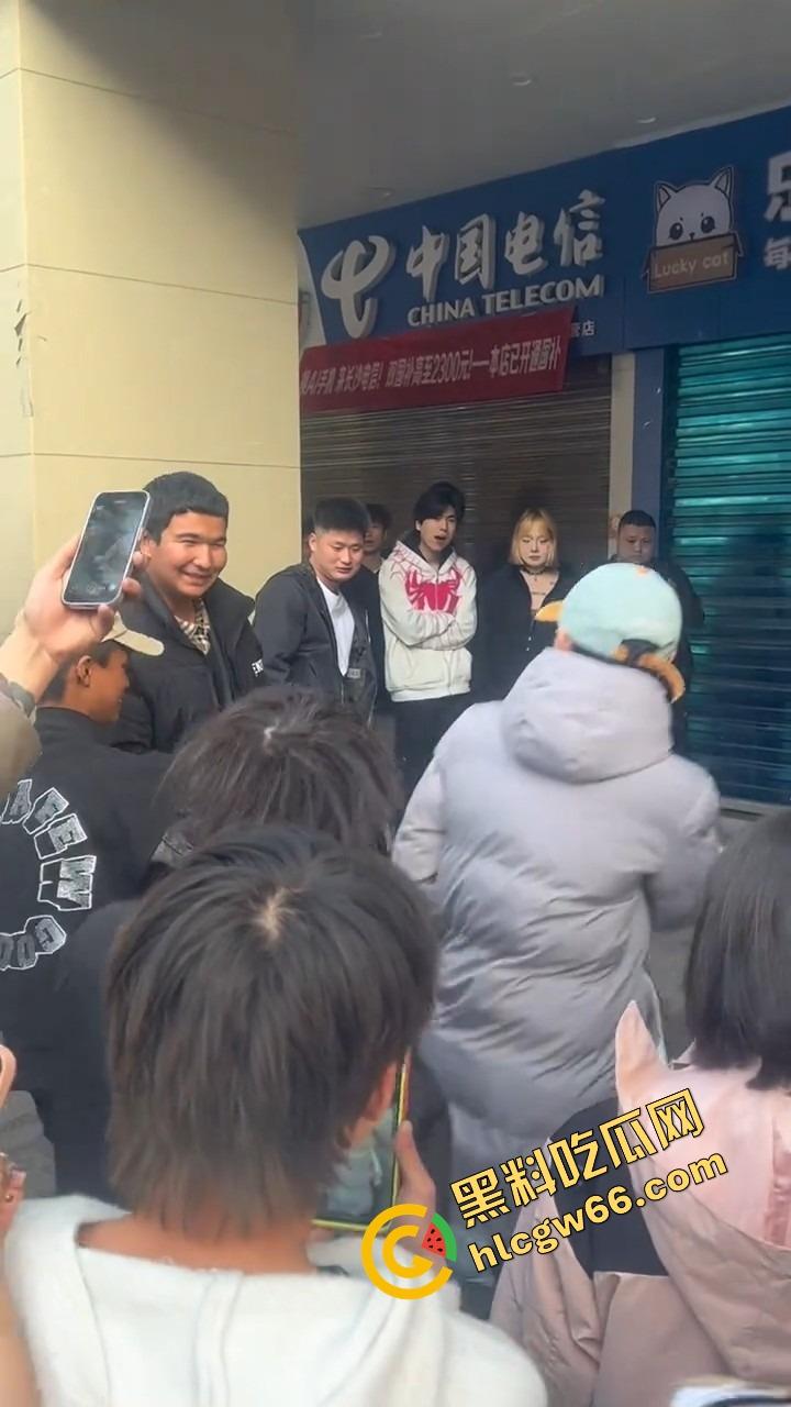 长沙解放西路嫩妹网红街头拍段子,结果路人上来对着大奶一顿狂抓,手顺势摸逼全场看傻?-14