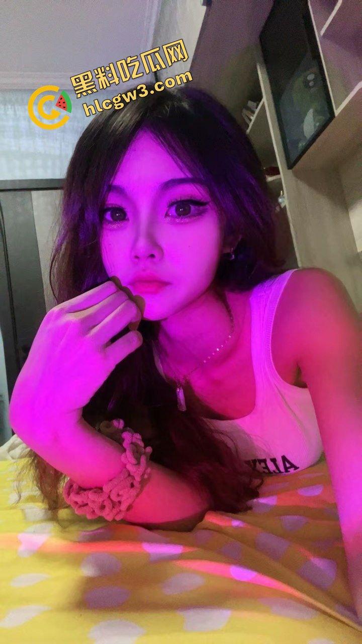 抖音内蒙古02年精神反差骚鸡『CC.』混迹酒吧勾搭单男 骚舞调情黑丝私拍!独家曝光!-2