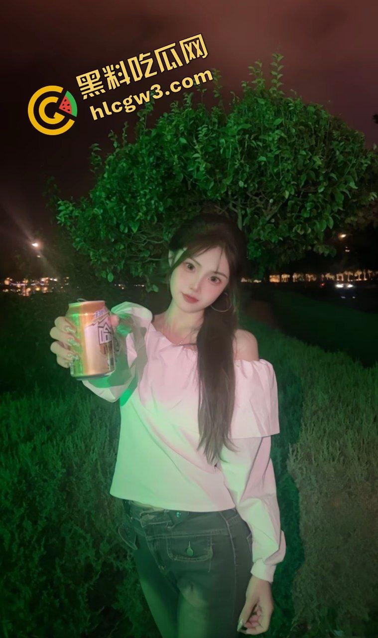 抖音内蒙古02年精神反差骚鸡『CC.』混迹酒吧勾搭单男 骚舞调情黑丝私拍!独家曝光!-5