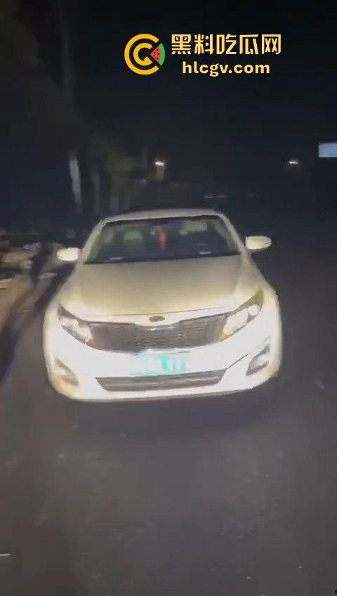 清远抖音小网红【糖糖烧烤地摊造】现场被抓奸,裤子脱光还喊我真的没做!-2