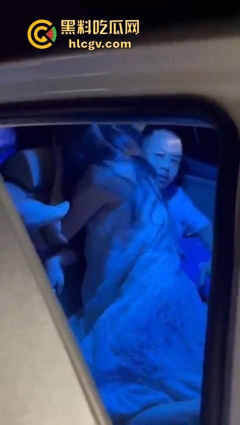 清远抖音小网红【糖糖烧烤地摊造】现场被抓奸,裤子脱光还喊我真的没做!-8