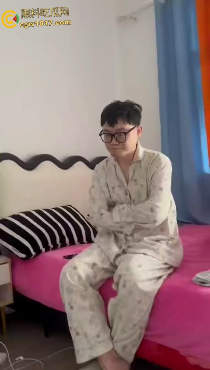 趁老公不在把情人带回家偷情,却没想到被逮个正着,里面穿个吊带大奶一晃一晃的,估计是想跟情人玩花的 !-1