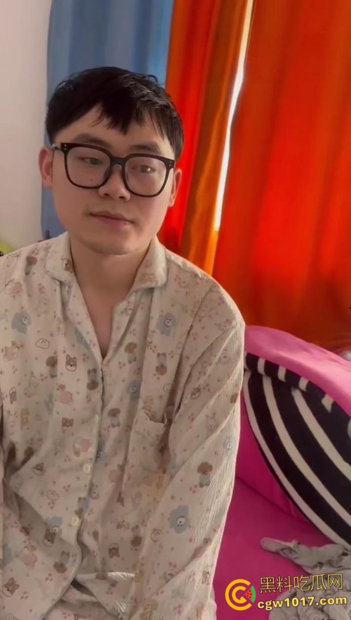 趁老公不在把情人带回家偷情,却没想到被逮个正着,里面穿个吊带大奶一晃一晃的,估计是想跟情人玩花的 !-2