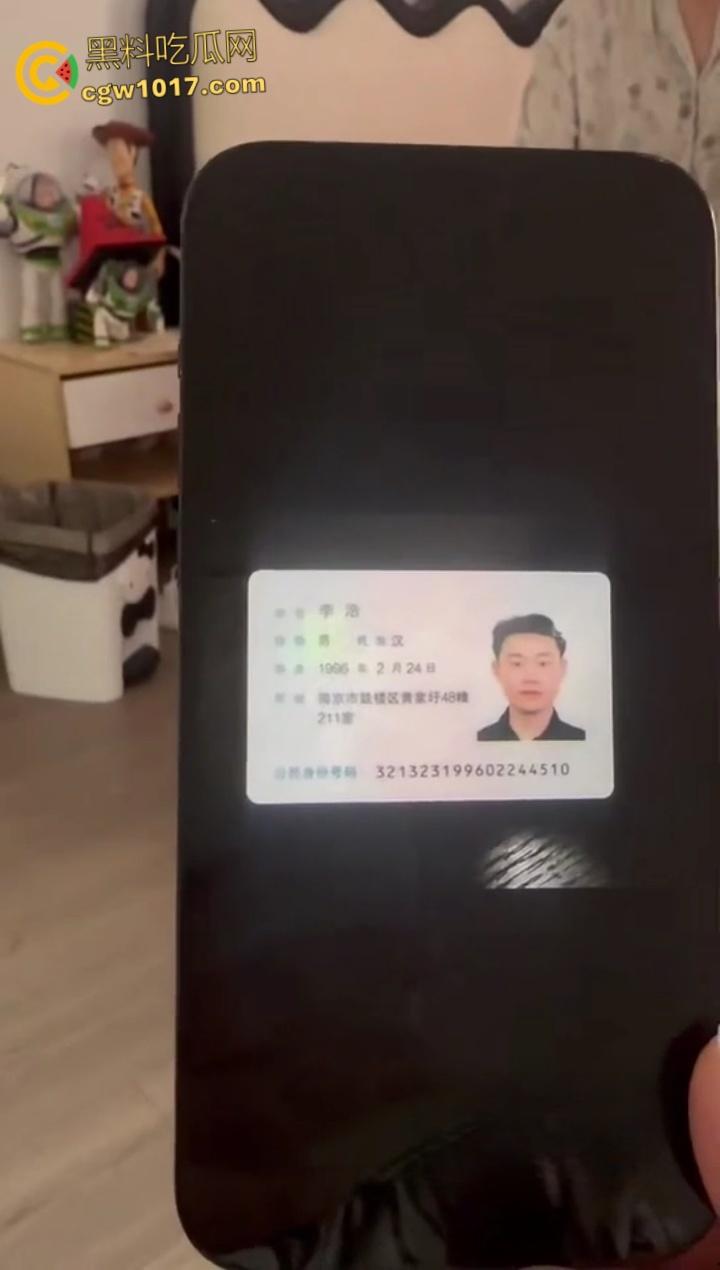 趁老公不在把情人带回家偷情,却没想到被逮个正着,里面穿个吊带大奶一晃一晃的,估计是想跟情人玩花的 !-3