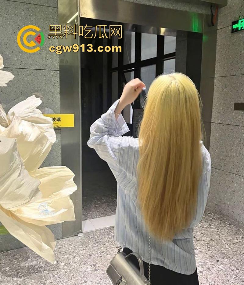 广西精神小妹【王洁艺】献身社会大哥,露脸深喉口交,私处粉嫩爆操中出,骑乘榨精极致淫骚!-1