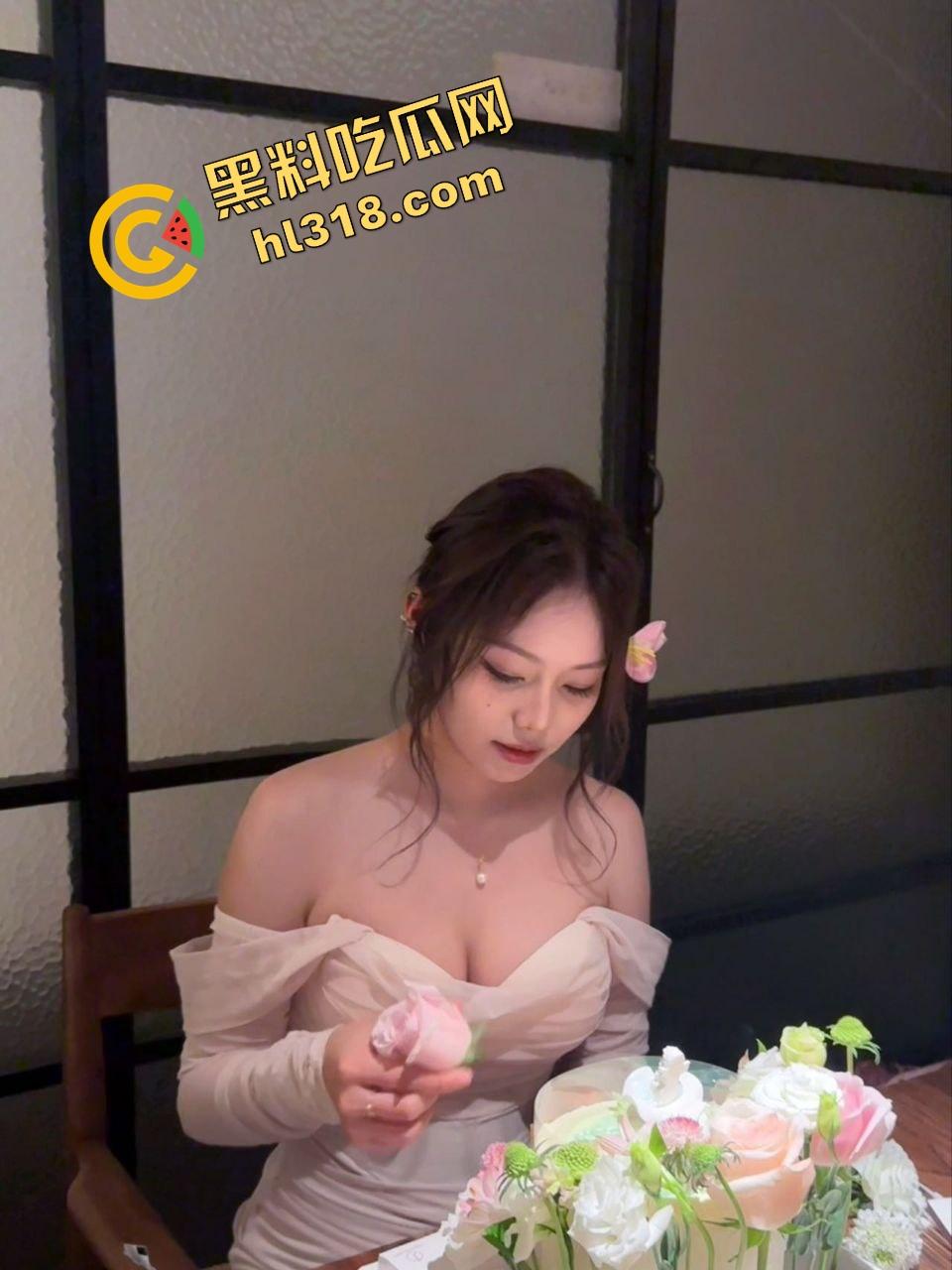 一根根本不够用,女友大胃口两根振动棒齐上阵,塞到高潮全程翻白眼还嫌不过瘾,这才是真正的骚货!-2