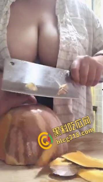巨乳少妇衬衣半裸直播 ,厨房视频教学做饭 ,削南瓜时双乳呼之欲出, 奶头若隐若现撩逗人心 !-3