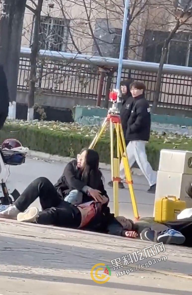 最全!陕西咸阳杨凌职业技术学院北校区 女海王的鱼塘里鱼情杀别的鱼事件 最终海王也被刀 现场画面-4