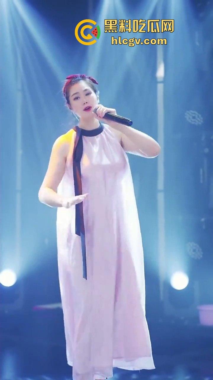 背光下的硕大果实!主播『王乙翕』真空半透纱裙直播唱歌,擦边操作吸引2万男粉丝,抖音新套路惊呆众人!-6