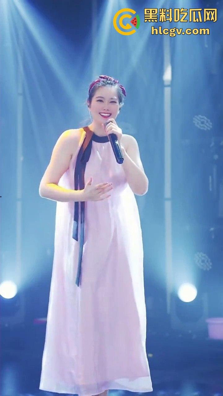 背光下的硕大果实!主播『王乙翕』真空半透纱裙直播唱歌,擦边操作吸引2万男粉丝,抖音新套路惊呆众人!-10