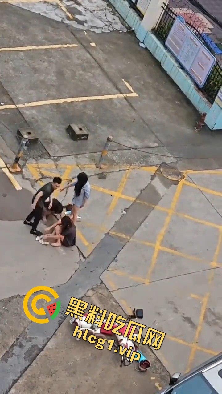 广州清晨的情感大戏:三女争一男,街头闹剧上演引人围观-1