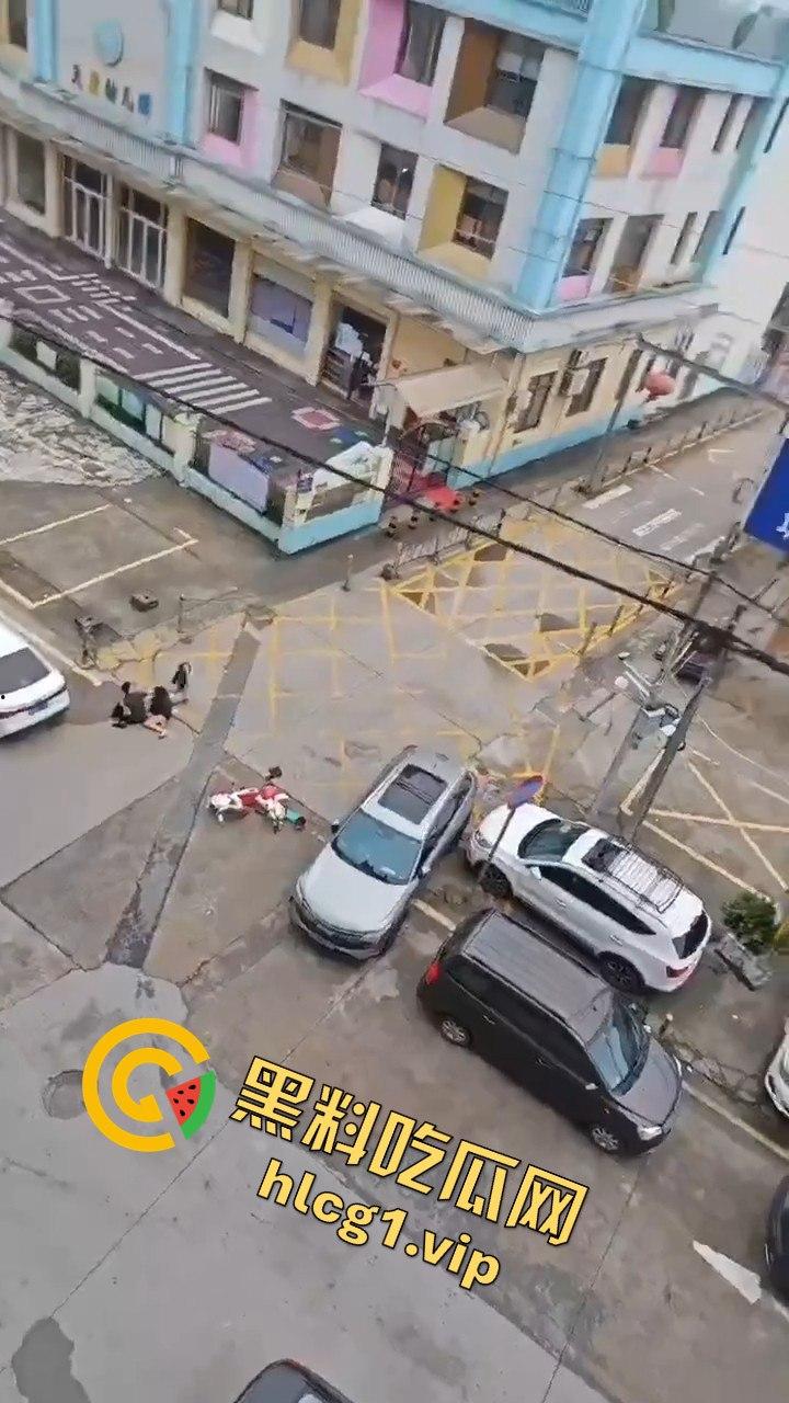 广州清晨的情感大戏:三女争一男,街头闹剧上演引人围观-2