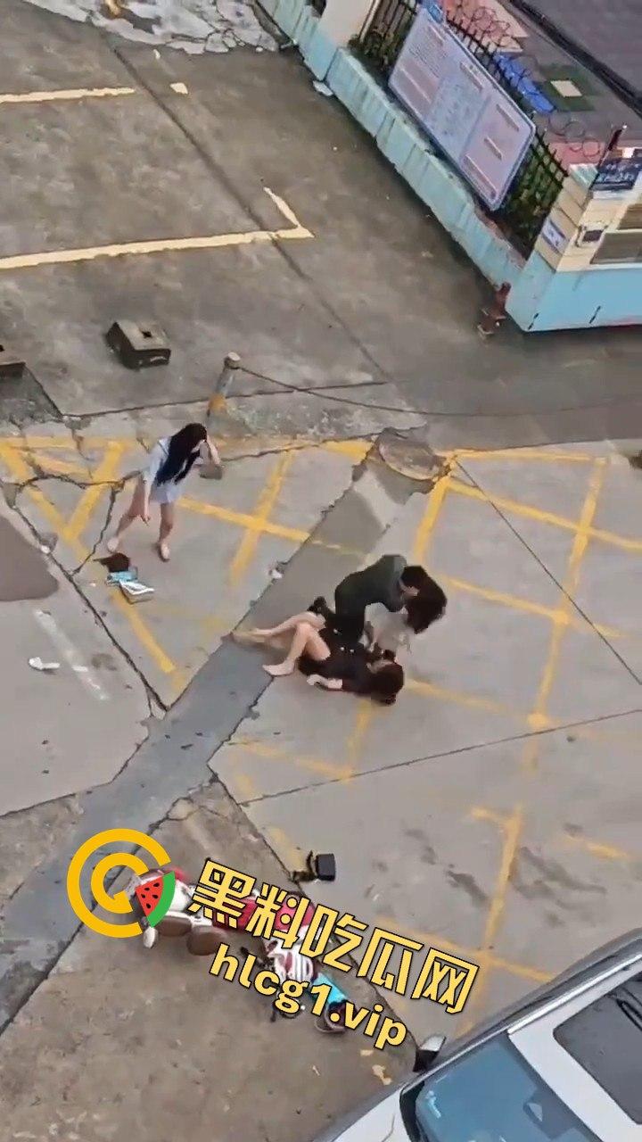 广州清晨的情感大戏:三女争一男,街头闹剧上演引人围观-3