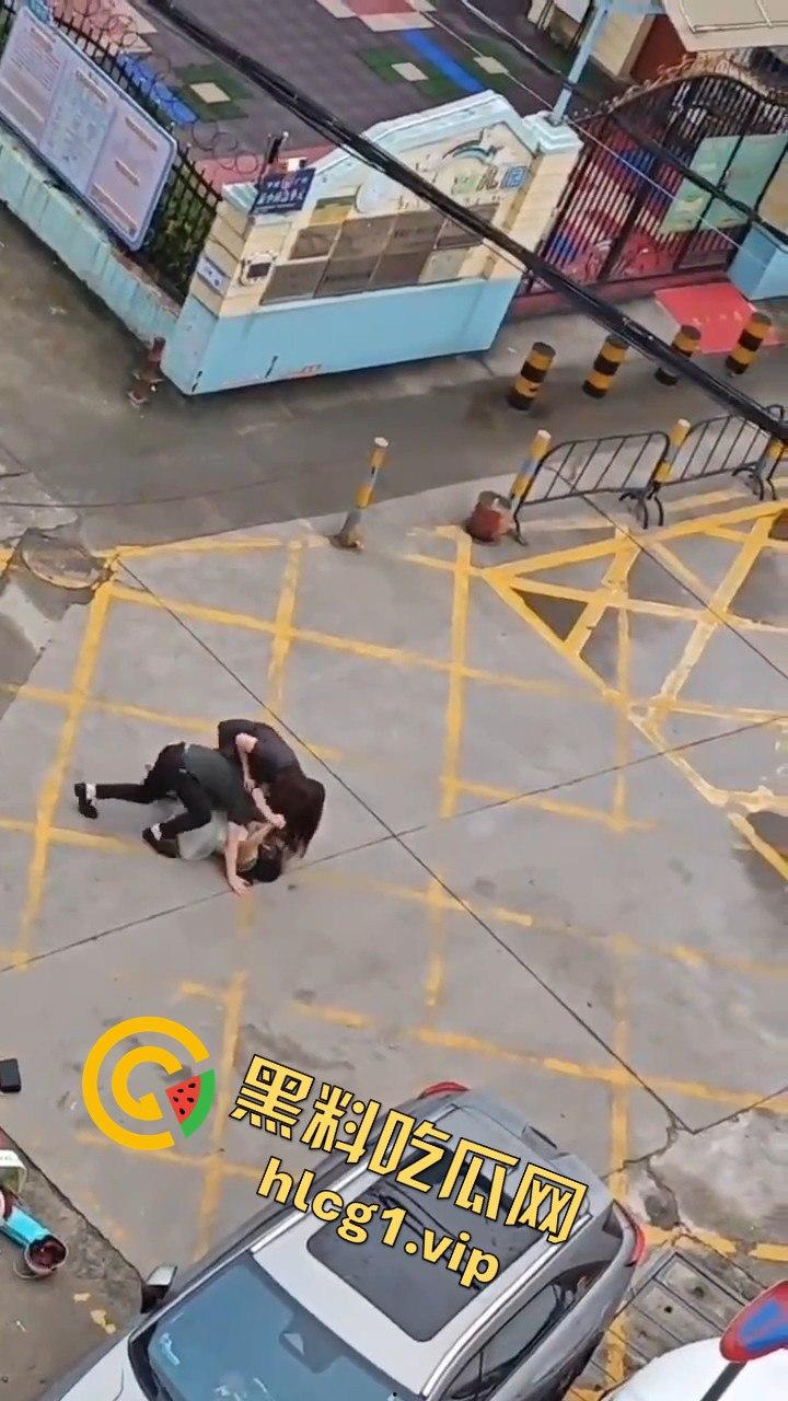 广州清晨的情感大戏:三女争一男,街头闹剧上演引人围观-4