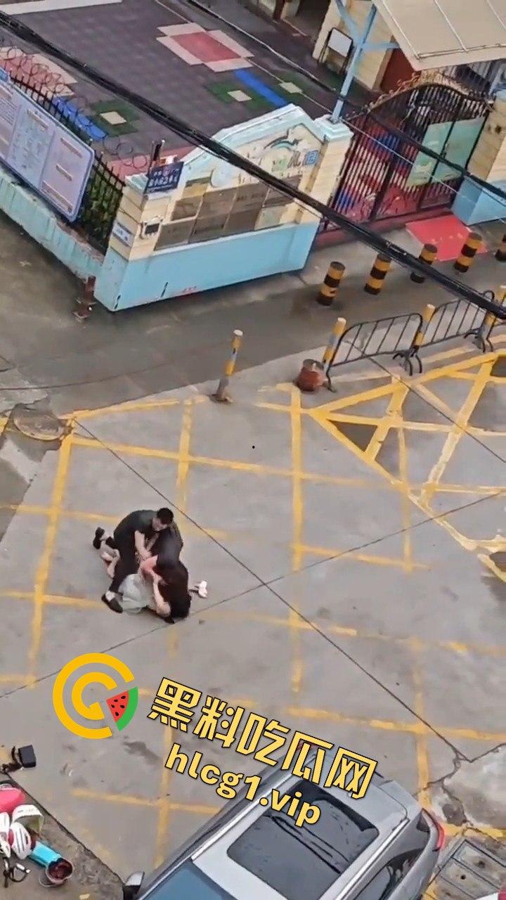 广州清晨的情感大戏:三女争一男,街头闹剧上演引人围观-5