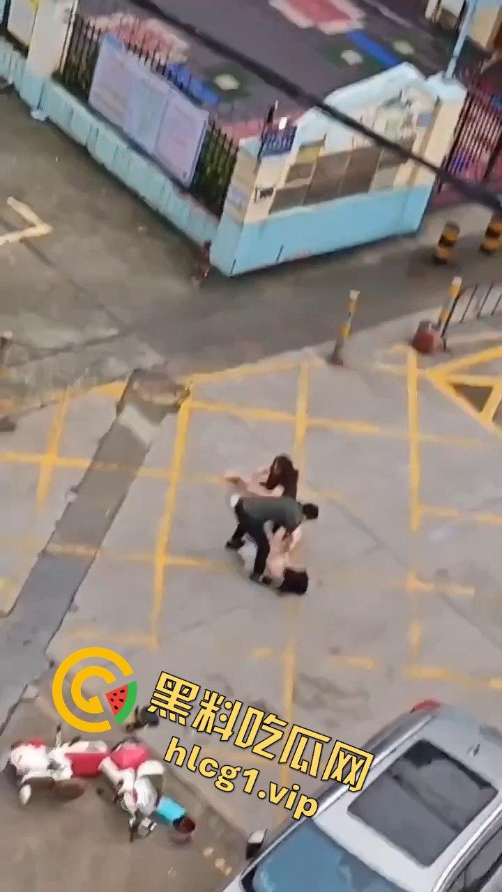 广州清晨的情感大戏:三女争一男,街头闹剧上演引人围观-6