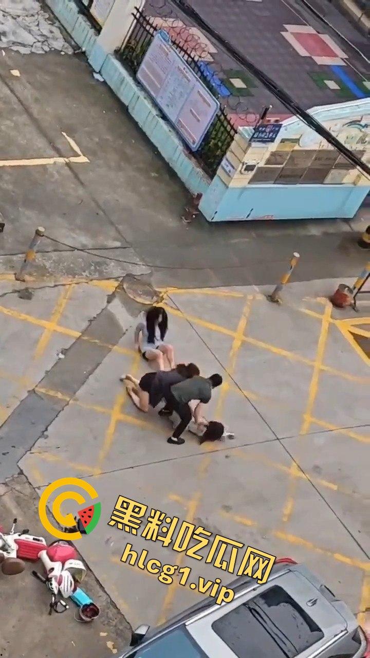 广州清晨的情感大戏:三女争一男,街头闹剧上演引人围观-7