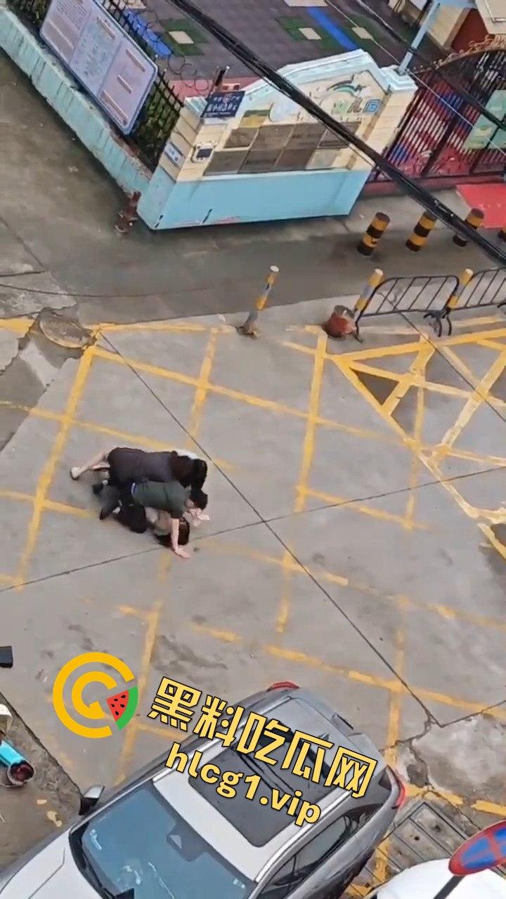 广州清晨的情感大戏:三女争一男,街头闹剧上演引人围观-8