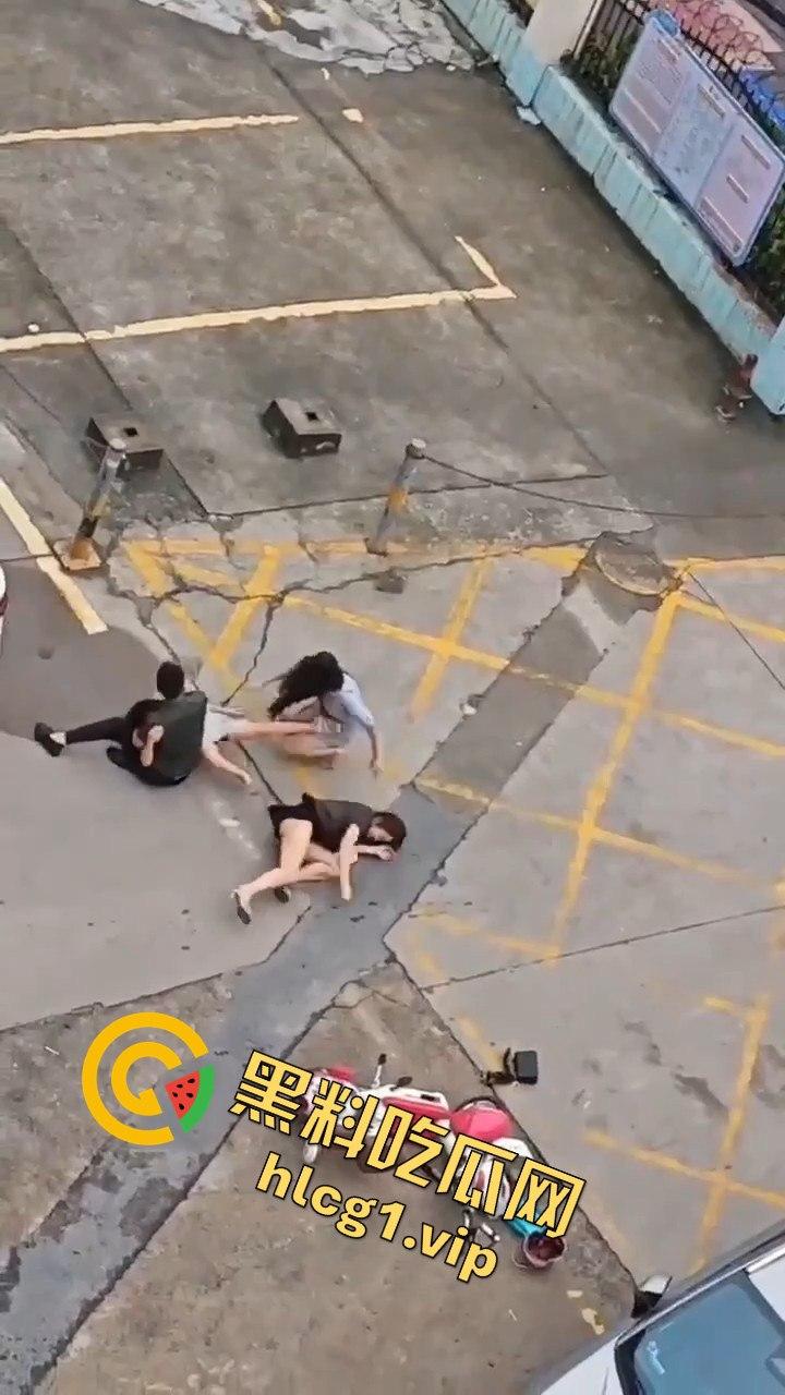 广州清晨的情感大戏:三女争一男,街头闹剧上演引人围观-9