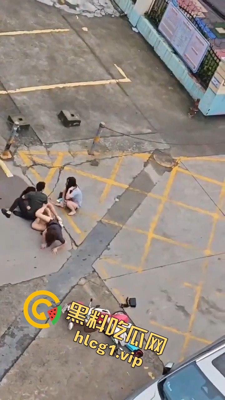 广州清晨的情感大戏:三女争一男,街头闹剧上演引人围观-10