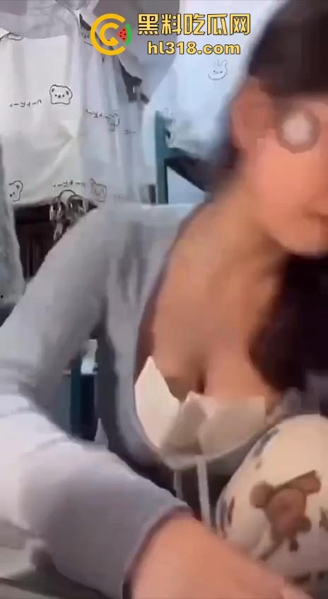 极品女大直播擦边卖货,硕大巨乳引人注目,都不知道她说什么了一心只盯着胸,眼睛移都移不开!-1