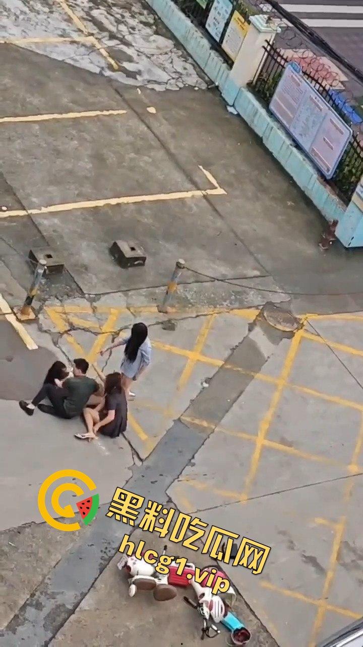 广州清晨的情感大戏:三女争一男,街头闹剧上演引人围观-11