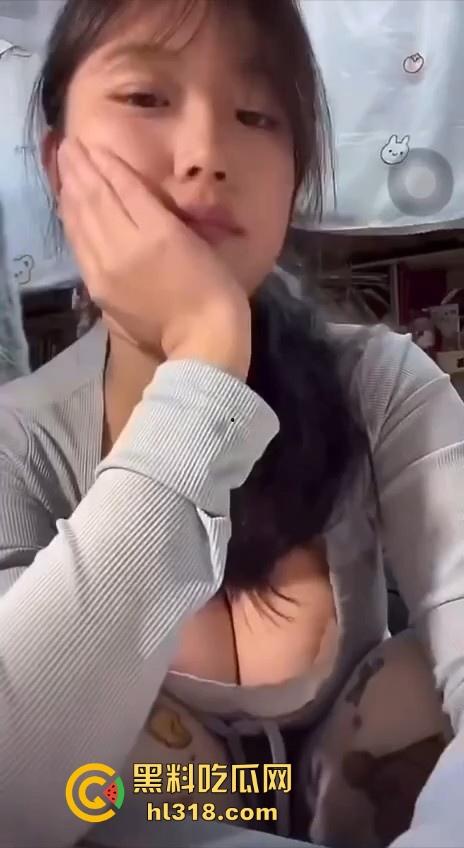 极品女大直播擦边卖货,硕大巨乳引人注目,都不知道她说什么了一心只盯着胸,眼睛移都移不开!-6