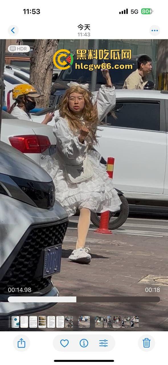 烟台街头惊现男娘哥斯拉 大叔穿白裙戴金假发扯着光腿神器当街起舞 路人全员respect!-6