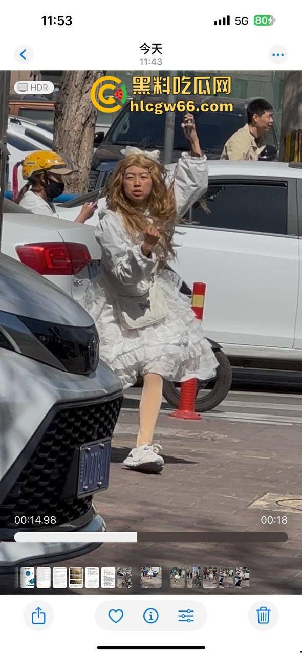 烟台街头惊现男娘哥斯拉 大叔穿白裙戴金假发扯着光腿神器当街起舞 路人全员respect!-7
