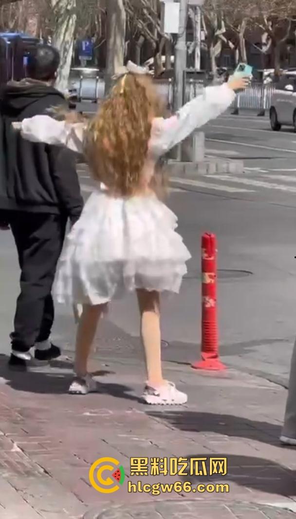 烟台街头惊现男娘哥斯拉 大叔穿白裙戴金假发扯着光腿神器当街起舞 路人全员respect!-11
