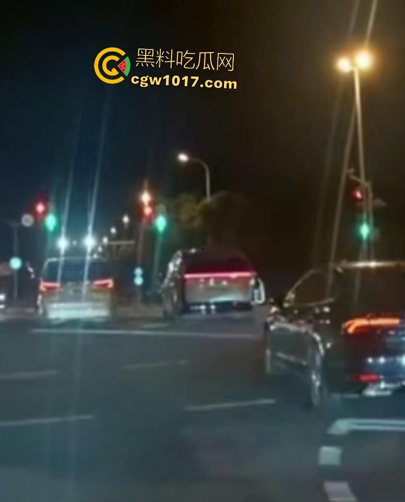 10月24凌晨理想MEGA自燃起火,车主跳车逃命,车底爆燃喷火,不得不说理想做“移动烤箱”还是有一手的!-1