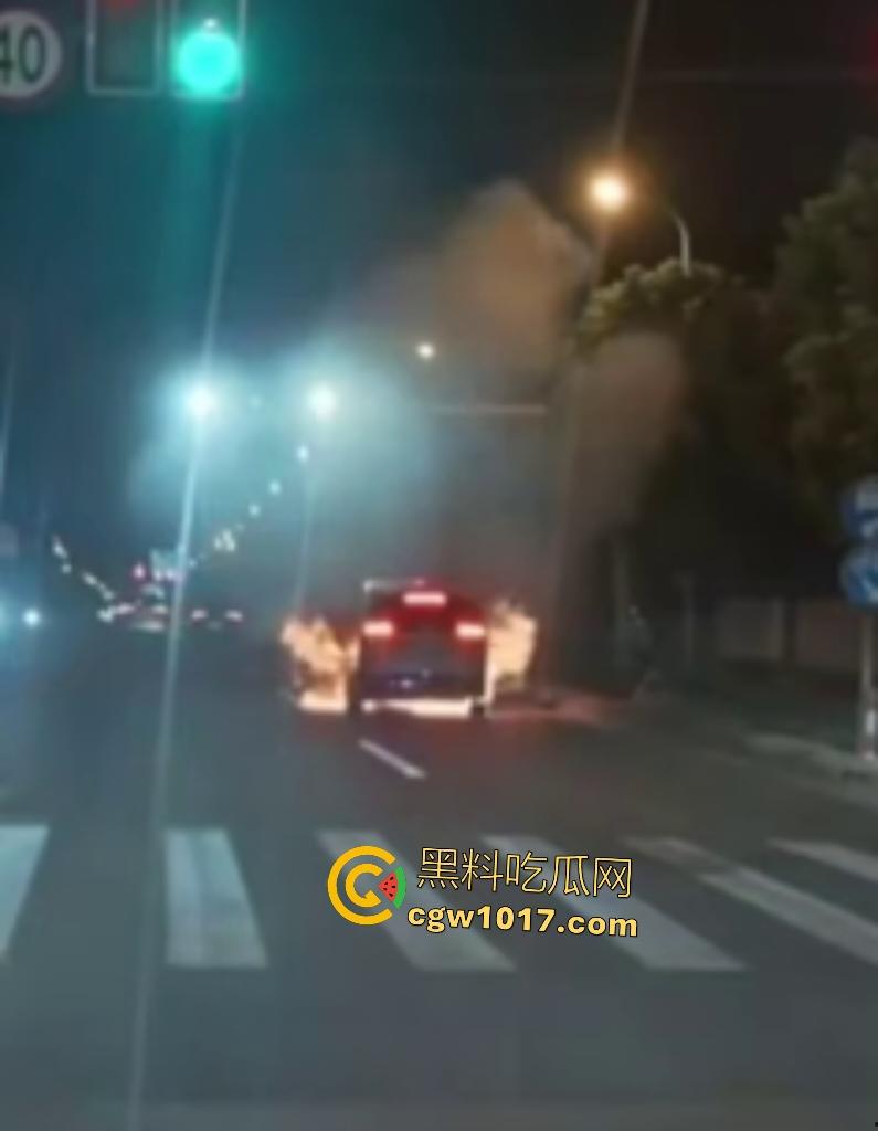 10月24凌晨理想MEGA自燃起火,车主跳车逃命,车底爆燃喷火,不得不说理想做“移动烤箱”还是有一手的!-2