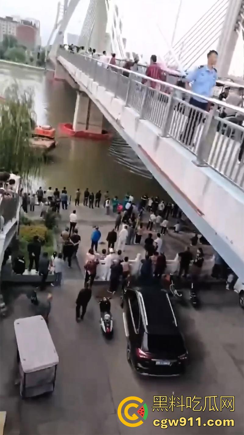 周口市沈丘网红桥跳河事件,准备结婚因彩礼商量不通,23岁男子跳河自杀,20多万彩礼逼走了他!-7