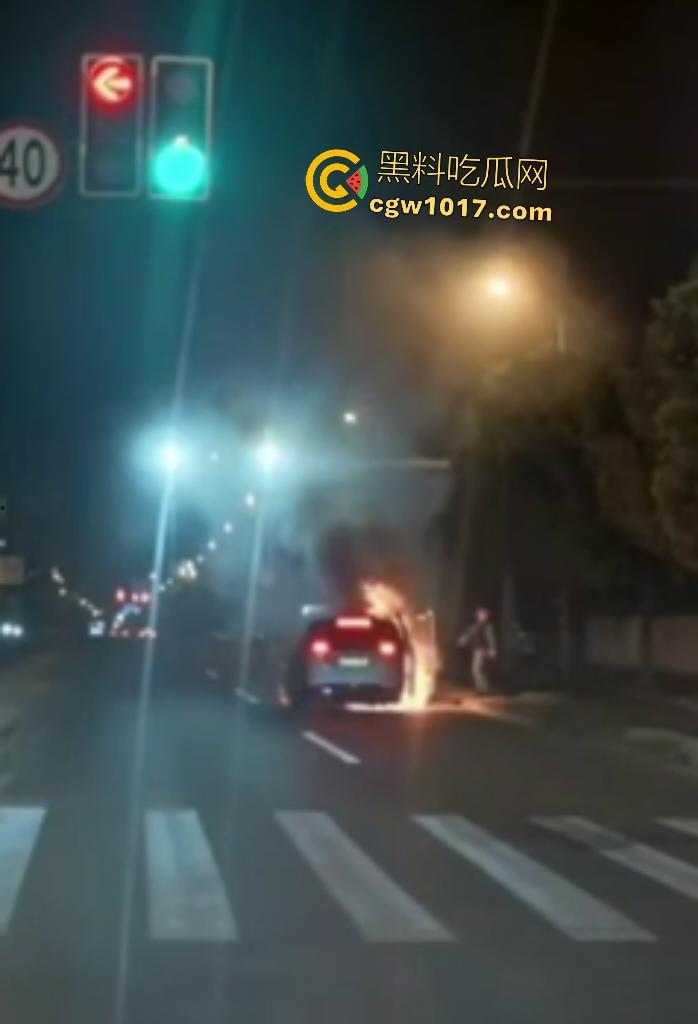 10月24凌晨理想MEGA自燃起火,车主跳车逃命,车底爆燃喷火,不得不说理想做“移动烤箱”还是有一手的!-3