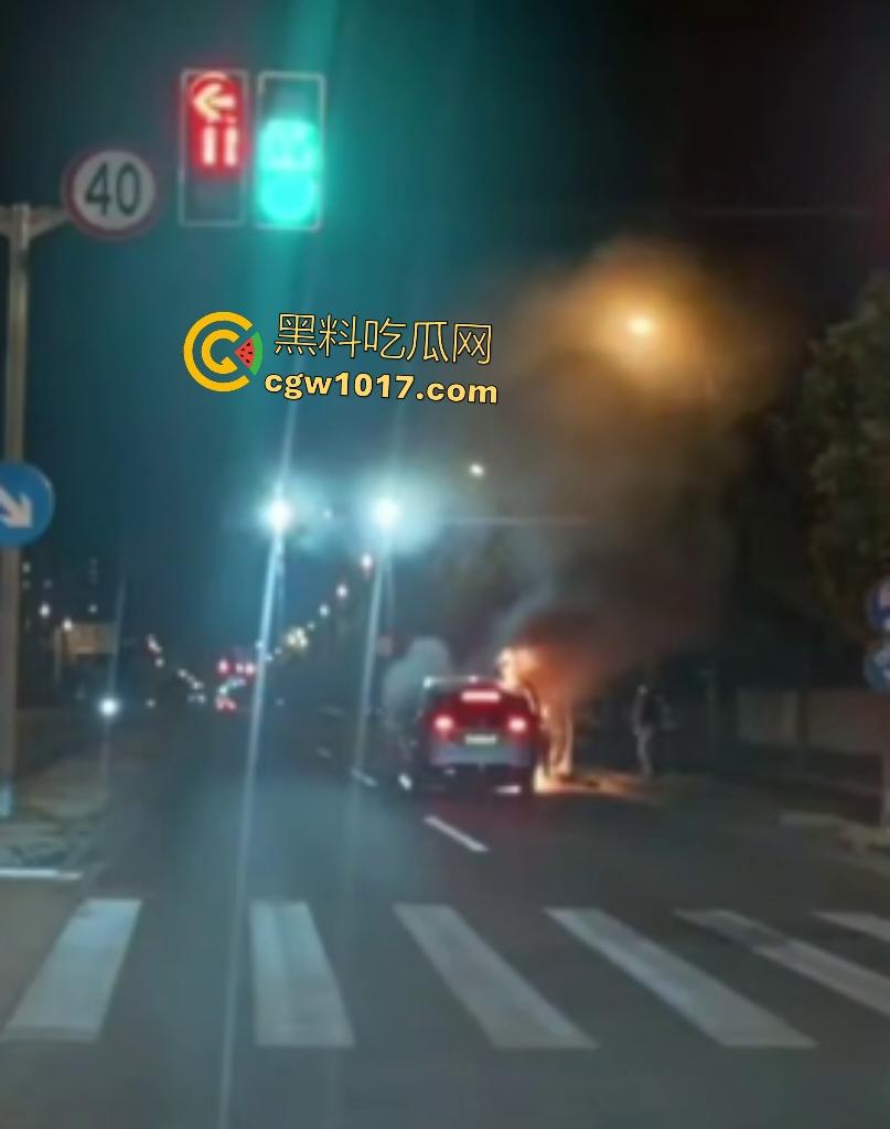 10月24凌晨理想MEGA自燃起火,车主跳车逃命,车底爆燃喷火,不得不说理想做“移动烤箱”还是有一手的!-4