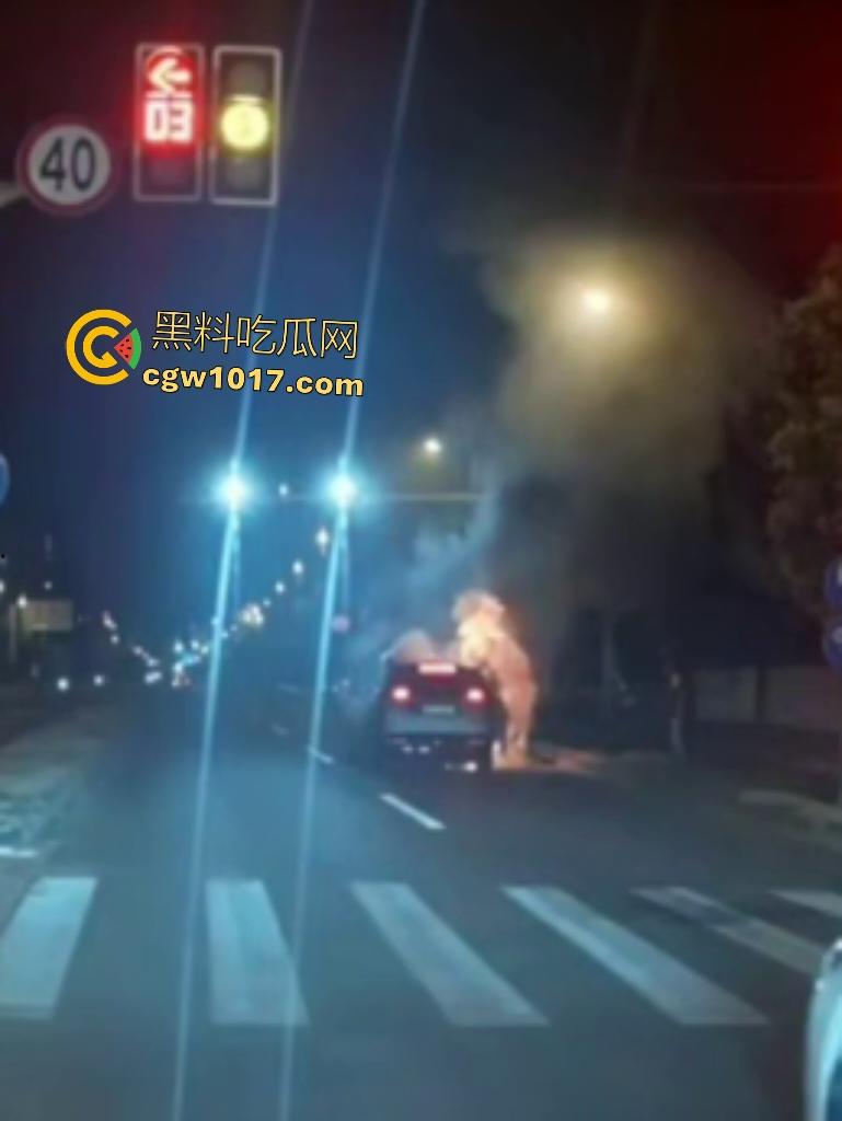 10月24凌晨理想MEGA自燃起火,车主跳车逃命,车底爆燃喷火,不得不说理想做“移动烤箱”还是有一手的!-5