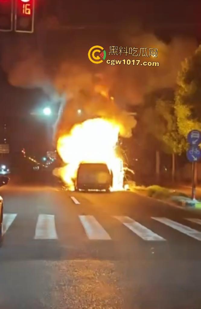 10月24凌晨理想MEGA自燃起火,车主跳车逃命,车底爆燃喷火,不得不说理想做“移动烤箱”还是有一手的!-7