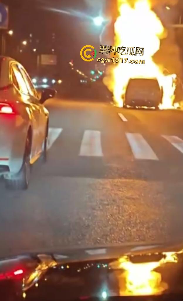 10月24凌晨理想MEGA自燃起火,车主跳车逃命,车底爆燃喷火,不得不说理想做“移动烤箱”还是有一手的!-8