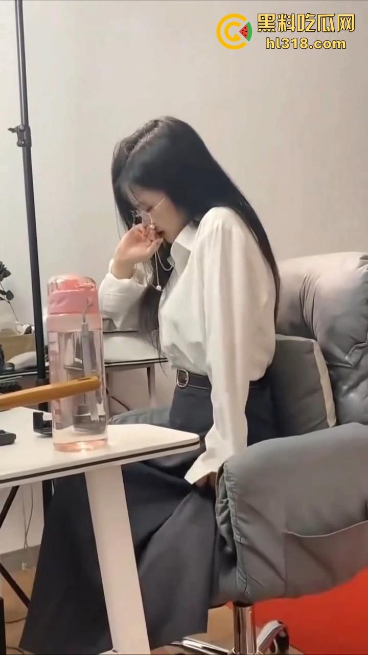 塞着跳蛋上班眼睛婊,下班后酒店火爆开操,无情打桩机猛插小穴狠狠的满足,高潮颤抖淫荡十足!-1