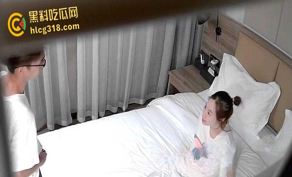 大学生情侣宾馆偷吃禁果,妹子一进门就激情舌吻69口交,更是齐上阵性爱36式都使出来!-1