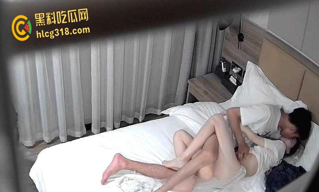 大学生情侣宾馆偷吃禁果,妹子一进门就激情舌吻69口交,更是齐上阵性爱36式都使出来!-2