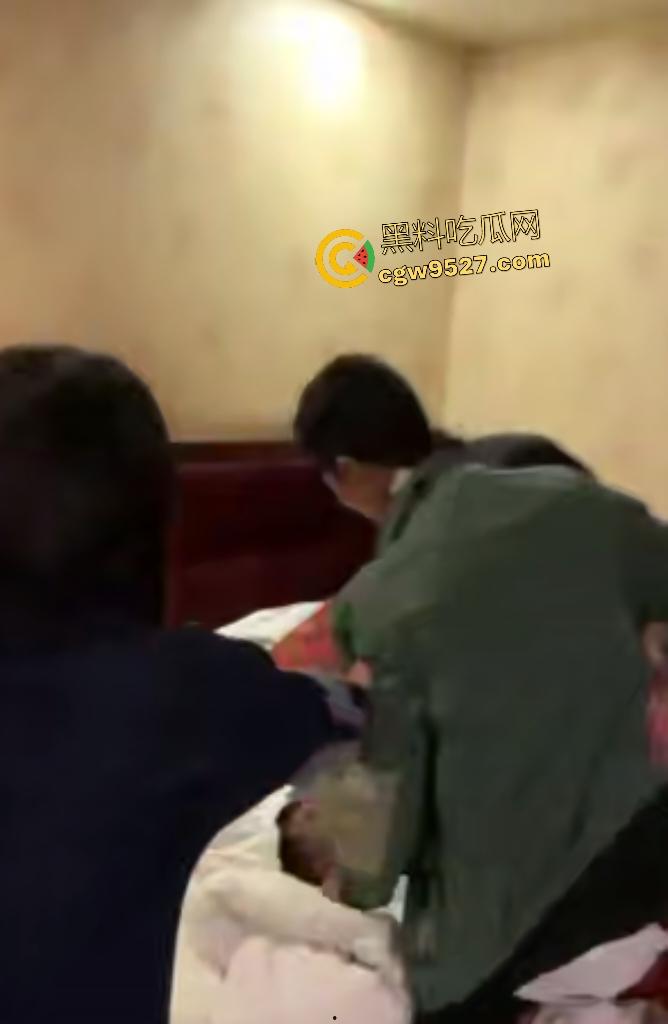 原配老公捉奸带男小三去警局,小三不愿走直接被扇巴掌,这老婆还想跑,老公直接抓头说在床上睡着!-7