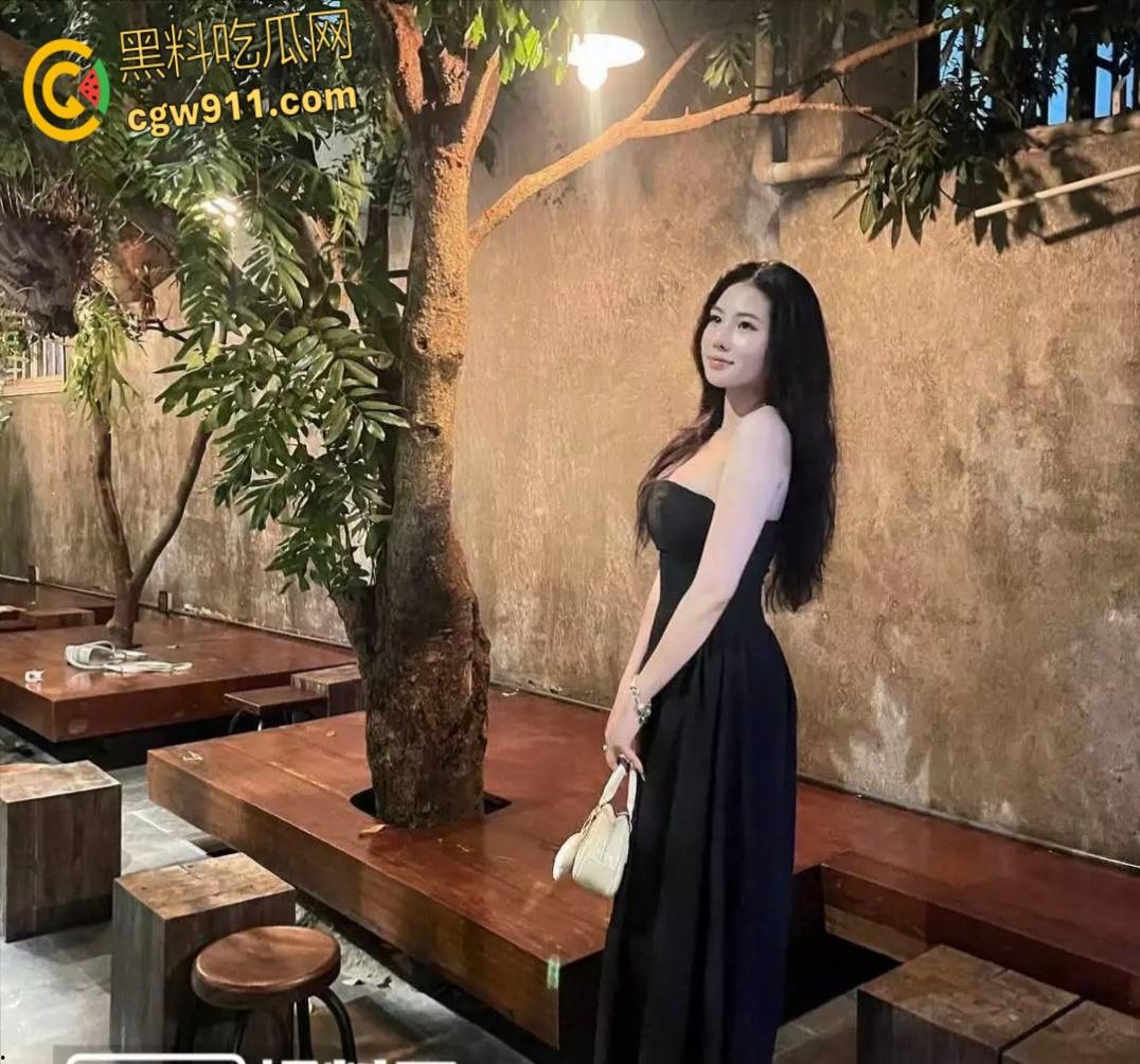 抖音拜金女【Tender】,线下约炮榜一金主,大哥又是抖音一号又是1314,直接让母狗到酒店乖乖挨操 !-4